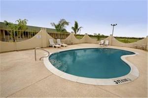 RivieraRiviera Inn and Suites的度假村的游泳池周围设有椅子
