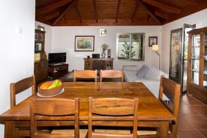 塔科龙特Casa Tagoro, facing the Ocean的用餐室以及带桌椅的起居室。