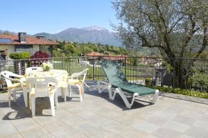 特雷梅佐Casa Fantasia的一个带桌椅和围栏的庭院