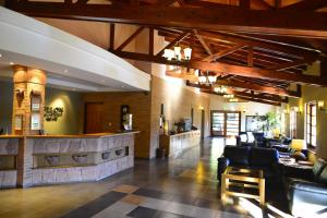 Bella Vista帕比隆餐厅酒店的大厅配有沙发,大楼内设有一间酒吧