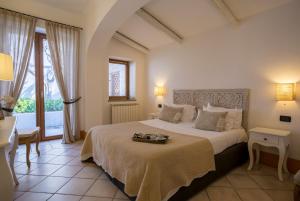 波焦安蒂科庄园酒店客房内的一张或多张床位