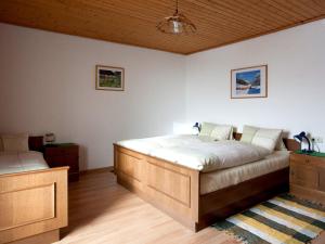 韦尔芬厄赫腾巴古提有机农场酒店的一间卧室设有两张床和木制天花板
