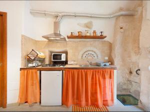 奥斯图尼Ostunica的厨房配有橙色窗帘