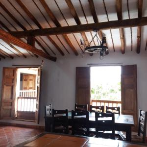 巴里查拉埃尔扎古安度假屋的一间带桌椅和窗户的用餐室