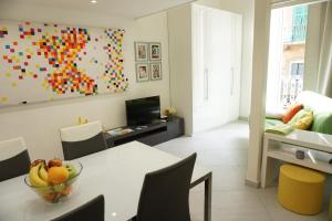 巴里Dante Home - Bari Centro的客厅里设有一张桌子,上面放着一碗水果