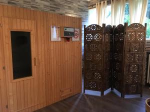 代森扎诺-德尔加达Provenzale的一间设有木墙和一扇窗户的门的房间