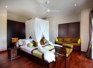 努沙杜瓦Park View Heights, 3 bedroom private villa的一间卧室配有一张白色天蓬床