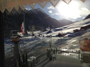 伊施格尔Gasthof Talblick的享有带围栏的雪覆盖的山脉美景