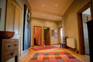 爱丁堡美食家文员公寓 的客厅铺有木地板,配有地毯。