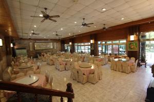 Guoxing北港溪沙八山庄 的一间在房间内配有桌椅的餐厅