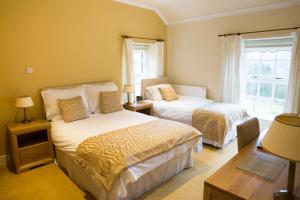 梅瑟蒂德菲尔卢温欧恩宾馆的一间卧室设有两张床和窗户。