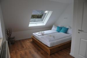 StraupitzZur Mühle的一间小卧室,配有一张带窗户的床