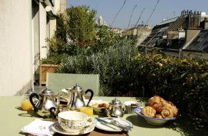 巴黎科特蒙马特住宿加早餐旅馆的茶几,茶壶,茶杯,盘子