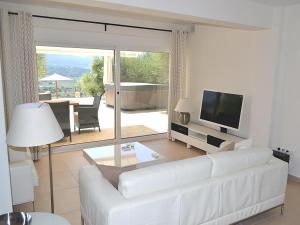 吉亚洛瓦Fairway Residence的客厅配有白色沙发和电视