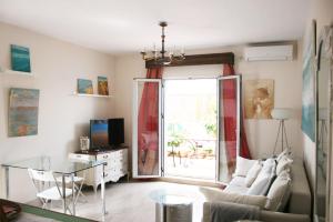 塞维利亚La Terraza Azul的带沙发和玻璃桌的客厅