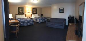 尼亚加拉瀑布月华汽车旅馆的酒店客房设有一间带两张床和椅子的卧室