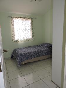 圣萨尔瓦多Cumbres de San Francisco的一间卧室设有一张床和一个窗口