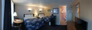 尼亚加拉瀑布月华汽车旅馆的酒店客房设有两张床和一张桌子。