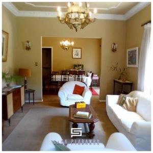 彼得罗波利斯Casa Piabanha - Centro Histórico的客厅配有白色家具和吊灯。