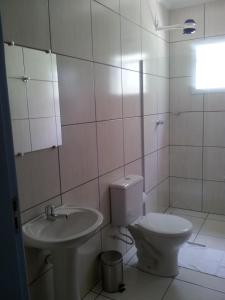 卡拉瓜塔图巴Hotel Cavalo Marinho Suítes的白色的浴室设有卫生间和水槽。