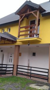 马夫罗沃安娜玛丽亚公寓 的黄色和白色的建筑,设有阳台