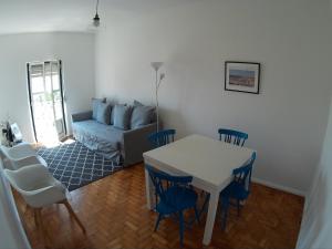 里斯本橄榄园178号公寓 的客厅配有桌椅和沙发