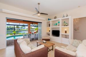 珊瑚角Villa Royal Palms的客厅配有沙发和桌子
