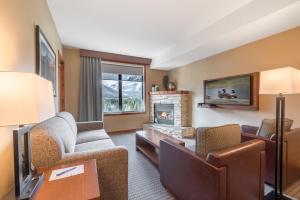 坎莫尔集团猎鹰峰山林小屋酒店的带沙发和壁炉的客厅