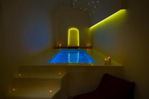费拉阿尔玛丽博瑞公寓的游泳池,位于带灯光和蜡烛的房间
