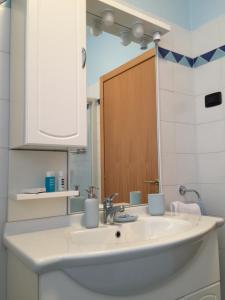 加尔达湖滨Casa Ducati的浴室设有白色水槽和镜子