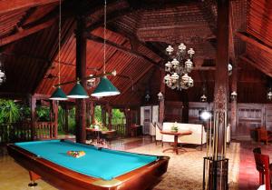 丹戎龙目岛钻石海滩别墅的一张位于房间中间的台球桌