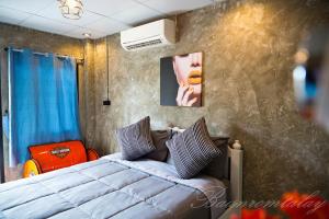 沙美岛班罗塔莱旅馆的一间卧室设有一张床和一面墙