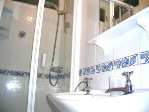 纽基Harrington Guest House的一间带两个盥洗盆和淋浴的浴室