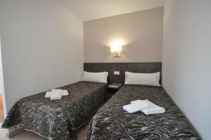 卡里拉萨法里公寓式酒店的小客房内的两张床和毛巾