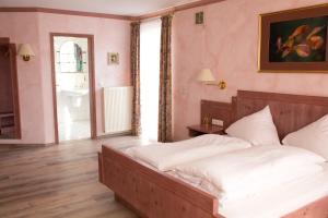 罗滕伯格赫希酒店的一间卧室配有一张床,浴室设有窗户