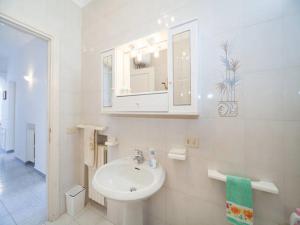 伊斯基亚Appartamento il Panorama的白色的浴室设有水槽和镜子