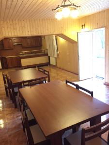 RozluchKarpatskyy的客房设有桌椅和白色冰箱。