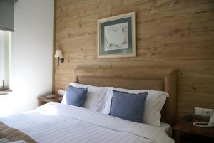 阿里斯蒂洁米拉岩石山酒店的一间卧室配有一张木墙床
