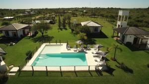 科隆Cabañas El Origen的享有庭院游泳池的顶部景色