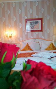 奥斯特巴德·哥伦Alexa Hotel的卧室配有白色的红色鲜花床