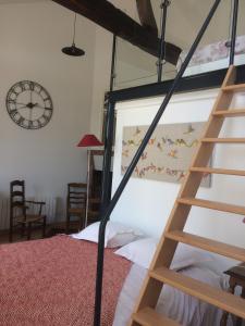 索米尔鲁卡塞利尔住宿加早餐酒店的一间卧室配有带梯子的双层床