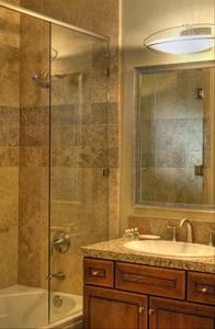 土桑Casitas at Sabino Springs的带淋浴、盥洗盆和镜子的浴室