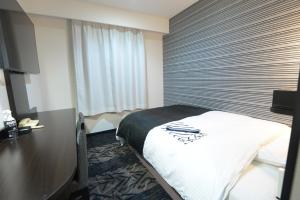 铃鹿市铃鹿市中心APA酒店的配有一张床和一张书桌的酒店客房