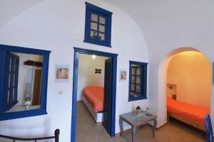 Éxo GoniáKleo's Guesthouse的一间设有两张床和两面镜子的客房