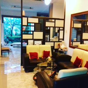 丹戎潘丹Belitung Backpacker的客厅配有两张沙发和一面镜子
