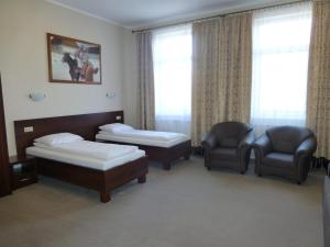 吉日茨科Hotel Cesarski - Kaiserhof的酒店客房,配有两张床和椅子