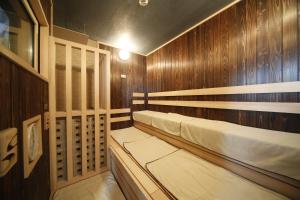 宫崎特嫩温泉云加诺玉宫崎多米经济型酒店的小木屋设有两张床