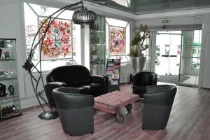 昂古莱姆Cit'Hotel Europeen的一间商店里带椅子和桌子的房间