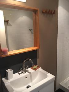 罗列特海岸Remo的浴室设有白色水槽和镜子