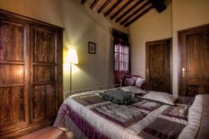 帕拉伊阿Agriturismo il Prato的一间卧室配有一张床和一盏灯